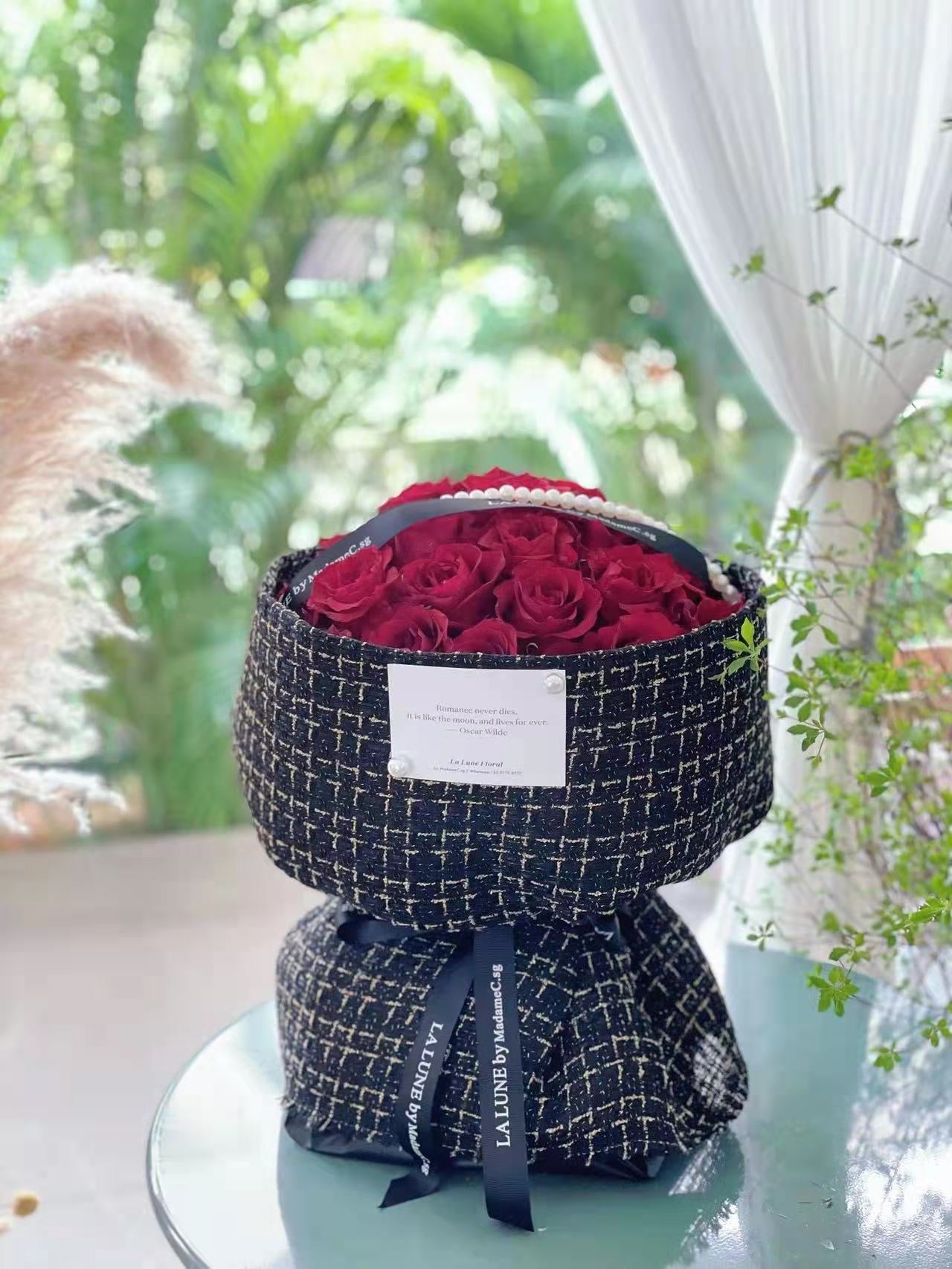 Classic Chanel Style Bouquet(33 stk red roses)
