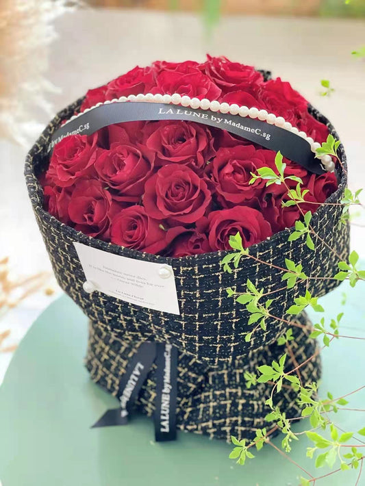 Classic Chanel Style Bouquet(33 stk red roses)