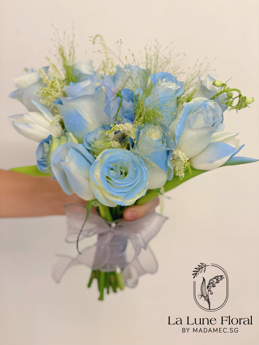 Special Michigan Ice Blue painted roses bridal bouquet (11stk roses + 5stk Tulips)