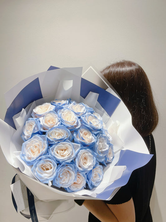 Special Michigan Ice Blue painted roses bouquet (33 stk)