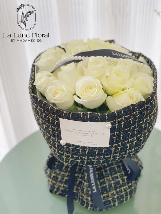 Elegance Chanel Style Bouquet(19 stk white roses)
