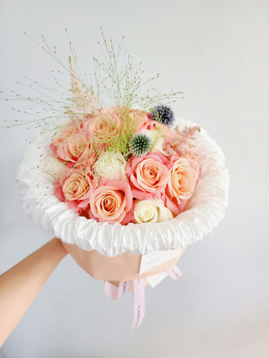 Happiness Fluffy Wrapping Bouquet - Miss Piggy & White Roses mix（ 19 stk）