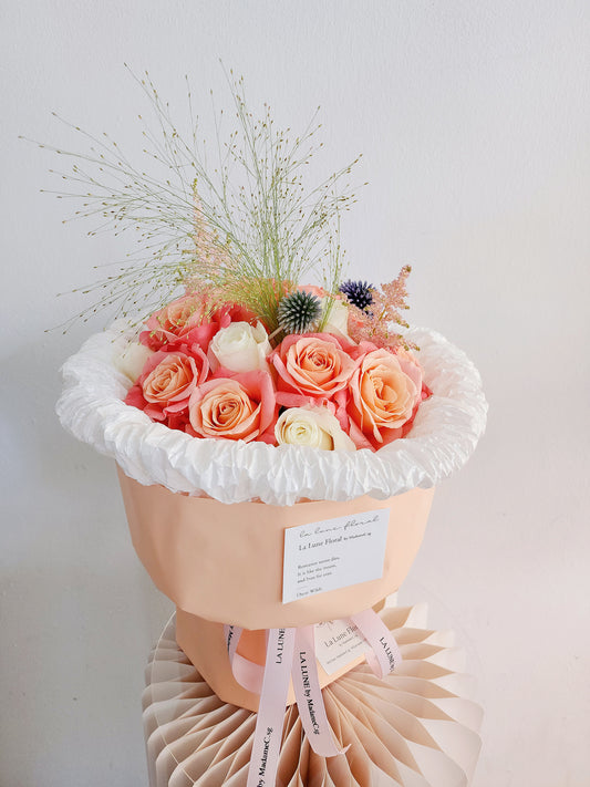 Happiness Fluffy Wrapping Bouquet - Miss Piggy & White Roses mix（ 19 stk）