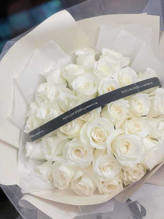Elegance White Roses Bouquet (33 stk)