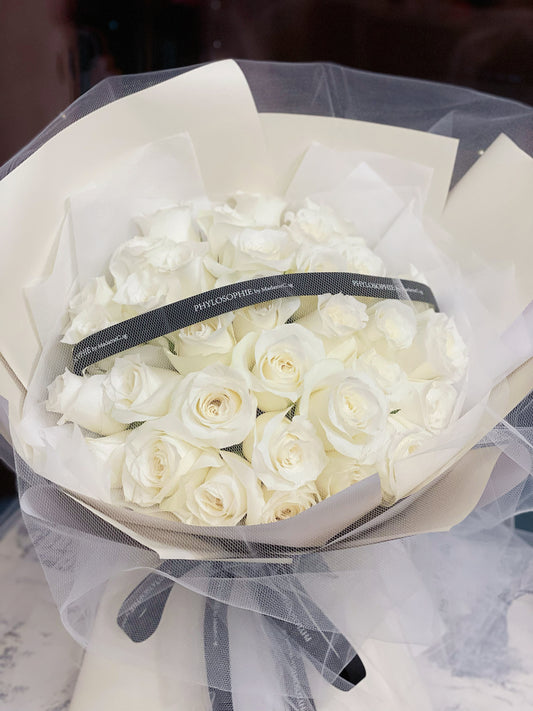 Elegance White Roses Bouquet (33 stk)